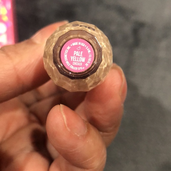 💕NEW JEFFREE STAR CONCEALER/CORRECTOR IN SHADE “PALE YELLOW”💕 - Picture 3 of 4